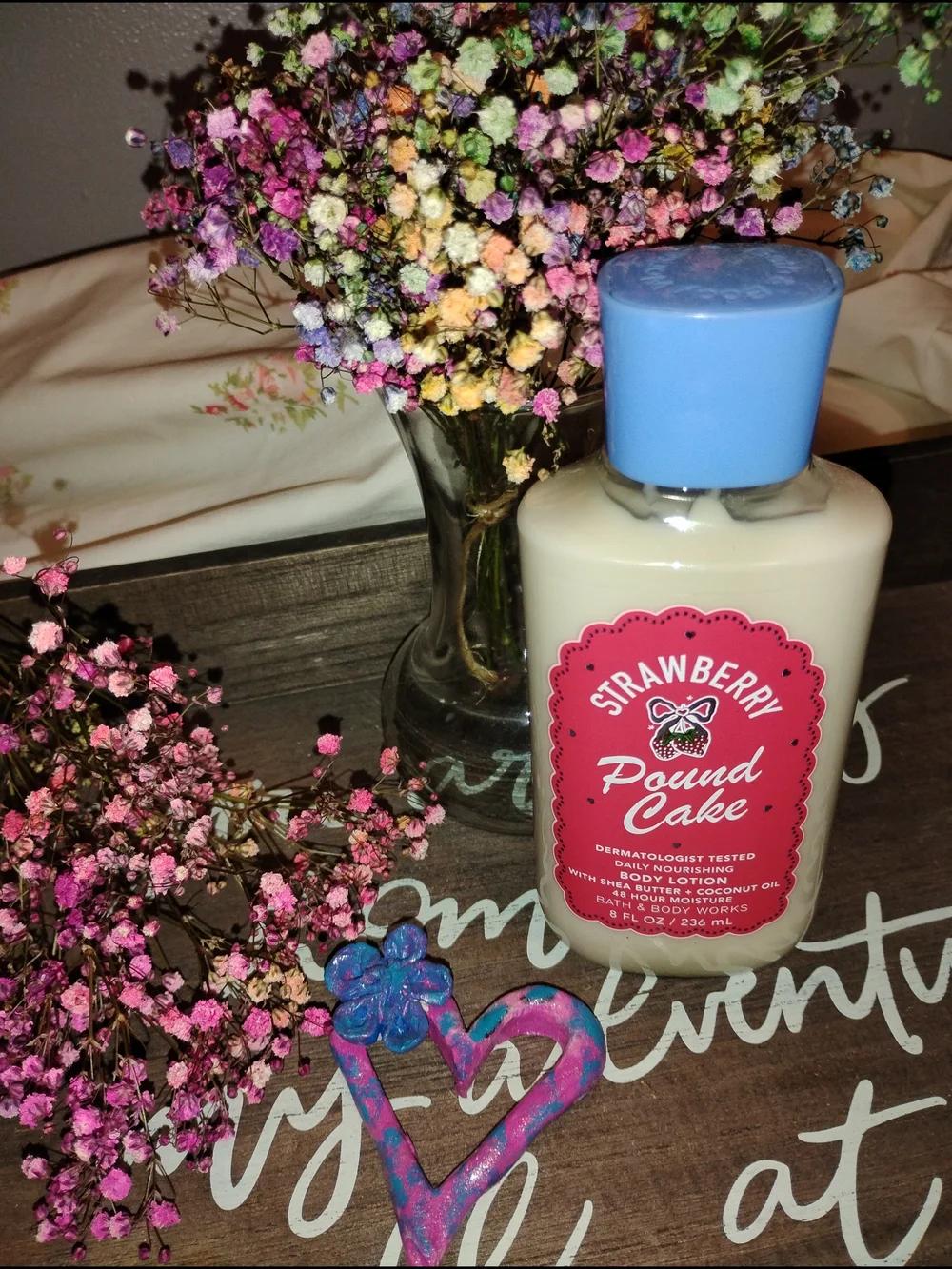 Bath & Body Works Strawberry Pound Cake Lotion - Cream & Blue